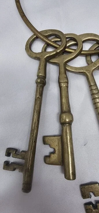 Vtg 5 Large Brass Skeleton Keys Ring Prop Jail Prison Gate Decorative Victorian - Picture 2 of 11